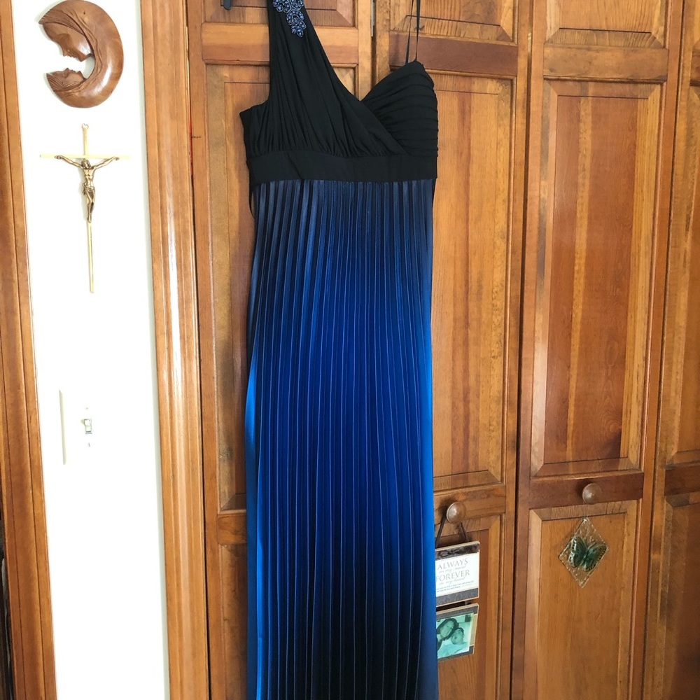 Size 6 gown.  Excellent condition.  Wore only once to a wedding.